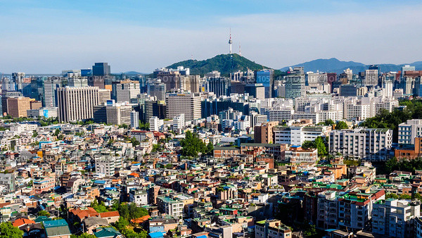 Seoul, South Korea - June 10, 2017: Namsan mountain view, cityscape of Seoul, South Korea. Редакционное фото, фотограф VittoriaChe / Фотобанк Лори