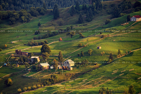 September rural scene in Carpathian mountains. Authentic village and fence. Стоковое фото, агентство Ingram Publishing / Фотобанк Лори