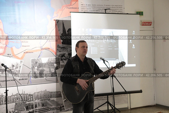 Сергей Гребеньков - фестиваль "Поэтическое стояние" В Балашихинской картинной галерее (2024 год). Редакционное фото, фотограф Дмитрий Неумоин / Фотобанк Лори