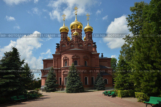 Sergiev Posad, Moscow region, Russia, June 29, 2023: Chernigovsky cathedral of Chernigovsky skete is monastery as part of Holy Trinity Sergius Lavra. Редакционное фото, фотограф Алексей Антипов / Фотобанк Лори