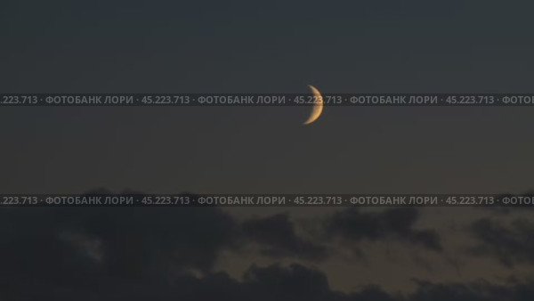 Серп луны плывет в небе над облаками. Time-lapse 4К. Стоковое видео, видеограф Сергей Егоров / Фотобанк Лори