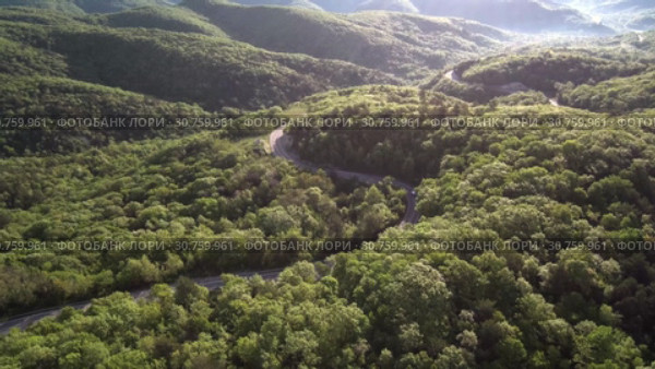 Серпантин на горной дороге. Кавказские горы. Вид с воздуха. Serpentine on a mountain road. Caucasian mountains. Aerial view. Стоковое видео, видеограф Евгений Романов / Фотобанк Лори