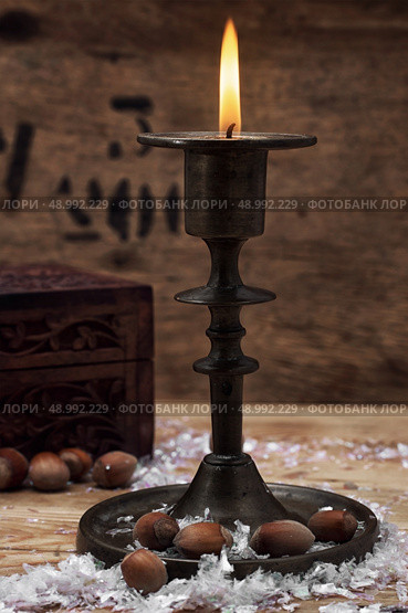 set foto burning Christmas candle in  brass candlesticks. Стоковое фото, агентство Ingram Publishing / Фотобанк Лори