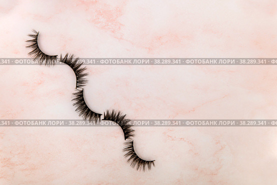 Set of false artificial eyelashes on the top of rose background. Eyelash extension tools. Flat lay, Top view. Стоковое фото, фотограф Юлия Тарасова / Фотобанк Лори