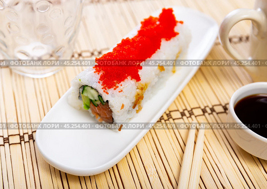 Set of japanese tobiko roll with salmon, avocado, pepino, tobiko. Стоковое фото, фотограф Яков Филимонов / Фотобанк Лори