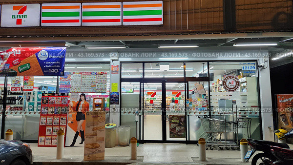 Сетевой магазин шаговой доступности 7-Eleven. Хуахин. Провинция Прачуапкхирикхан. Тайланд (2023 год). Редакционное фото, фотограф lana1501 / Фотобанк Лори