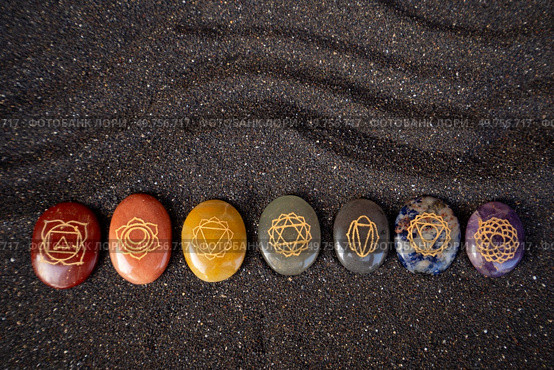 Seven chakras healing crystals. Witchcraft, herbal medicine and healing, Magic healing Rock for Reiki Crystal Ritual, Witchcraft, spiritual esoteric practice. Healing crystals on black sand background. Стоковое фото, агентство Ingram Publishing / Фотобанк Лори