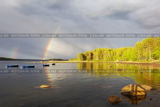 Северная радуга. Солнечные лучи и отражение леса в воде. Редакционное фото, фотограф Александр Семенов / Фотобанк Лори