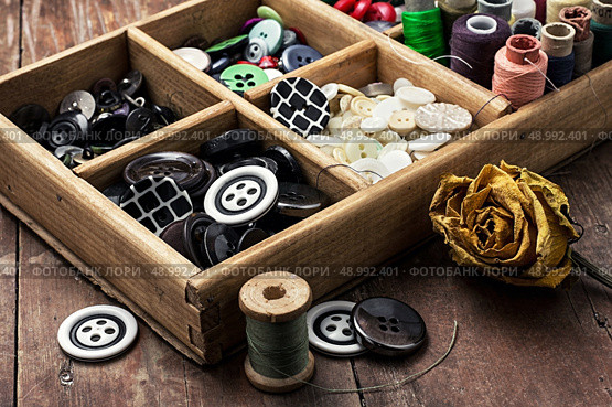 sewing accessories with a bouquet of fresh flowers.the image is tinted in vintage style. Стоковое фото, агентство Ingram Publishing / Фотобанк Лори