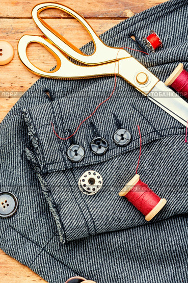 Sewing kit of threads,buttons and fabric.Accessories for sewing and needlework. Fabrics and sewing accessories. Стоковое фото, агентство Ingram Publishing / Фотобанк Лори