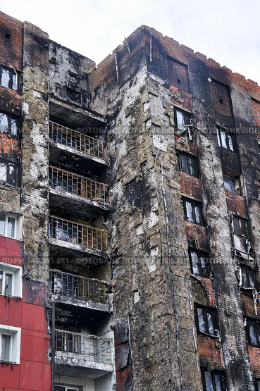 Сгоревший многоэтажный дом на Ткацком проезде. Город Тюмень (2018 год). Стоковое фото, фотограф Александр Тараканов / Фотобанк Лори