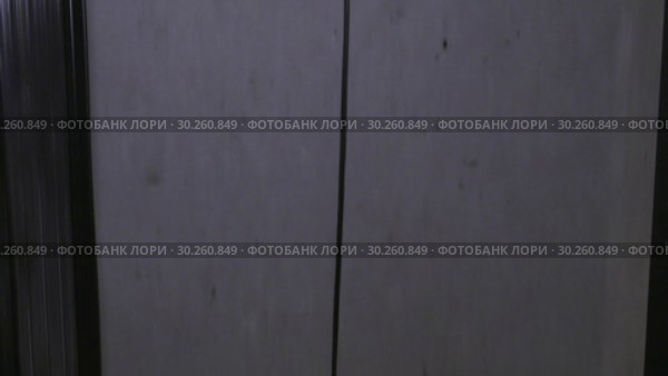 Шахта лифта. Движение лифта вниз. Часть 2. Elevator shaft. The movement of the Elevator down. Part 2. Стоковое видео, видеограф Евгений Романов / Фотобанк Лори