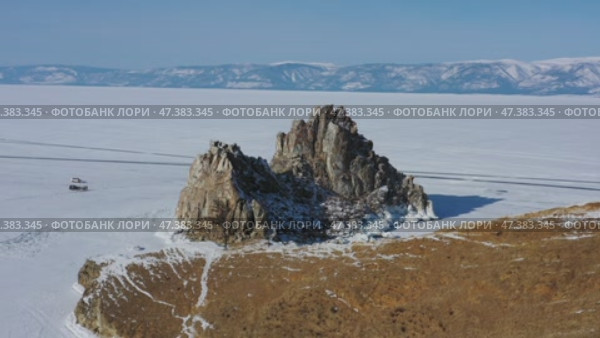 Shaman rock in frozen lake Baikal. Стоковое видео, видеограф Михаил Коханчиков / Фотобанк Лори