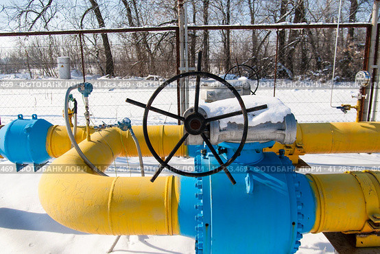 Шаровый кран установленный на газопроводе. Стоковое фото, фотограф Игорь Дашко / Фотобанк Лори