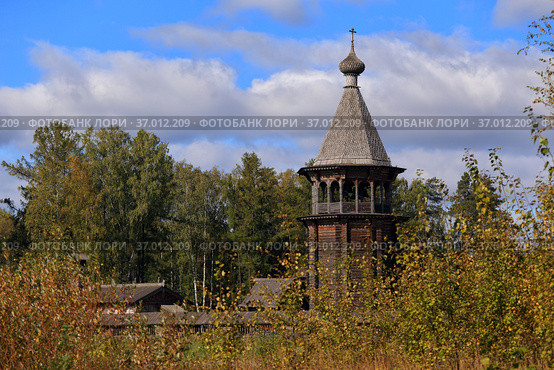 Шатровая колокольня в парковом комплексе "Усадьба Богословка" (2021 год). Редакционное фото, фотограф Роман Рожков / Фотобанк Лори