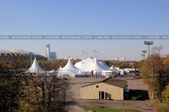 Шатры цирка Дю Солей (Cirque du Soleil) в Лужниках. Москва, 2010 г. Редакционное фото, фотограф Илюхина Наталья / Фотобанк Лори