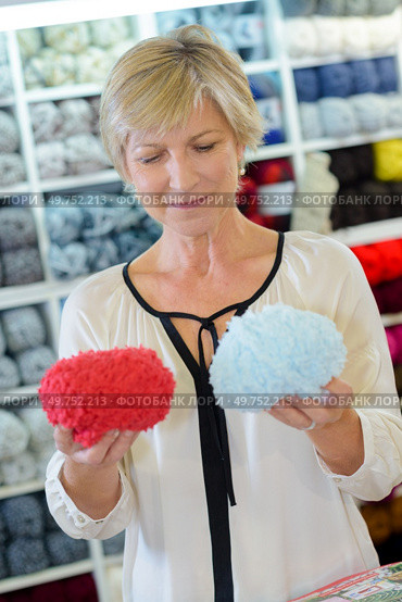 she is at the haberdashery store. Стоковое фото, агентство Ingram Publishing / Фотобанк Лори