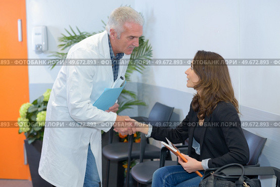 she is greeting the patient. Стоковое фото, агентство Ingram Publishing / Фотобанк Лори