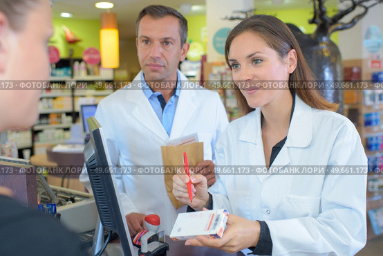 she is writing the dosage instruction. Стоковое фото, агентство Ingram Publishing / Фотобанк Лори