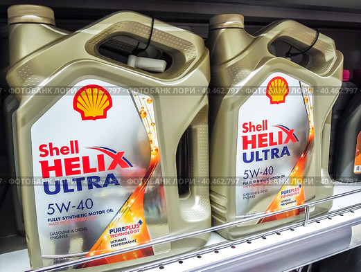 Shell Helix Ultra motor oil in plastic canisters (2020 год). Редакционное фото, фотограф FotograFF / Фотобанк Лори