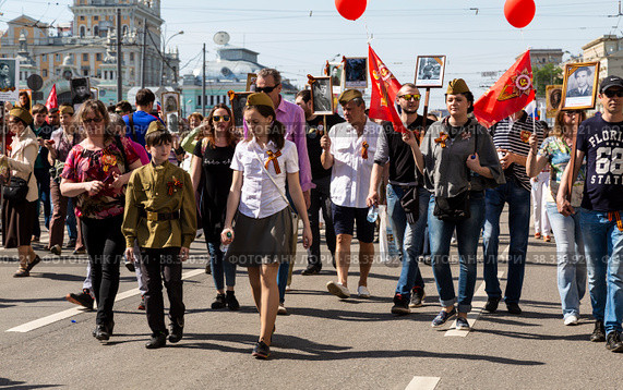 Шествие общественного движения "Бессмертный полк" в память о 27 миллионах соотечественников, погибших в Великой Отечественной войне. Москва, Россия (2016 год). Редакционное фото, фотограф Наталья Волкова / Фотобанк Лори