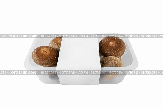 shiitake organic mushrooms for sale in a plastic tray on a light background. lentinula edible, Japanese forest mushroom. Стоковое фото, фотограф Оксана Медведева / Фотобанк Лори