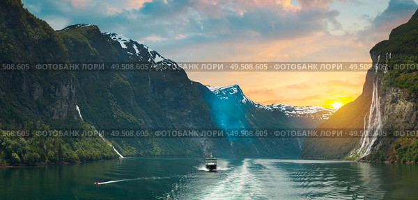 Ship in geiranger fjord. Norway. Стоковое фото, агентство Ingram Publishing / Фотобанк Лори