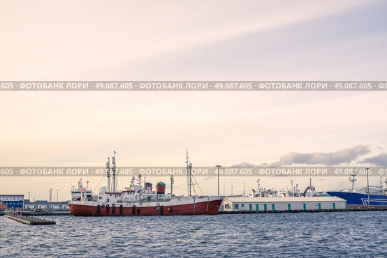 Ships by the docks in the land of Iceland. Стоковое фото, агентство Ingram Publishing / Фотобанк Лори