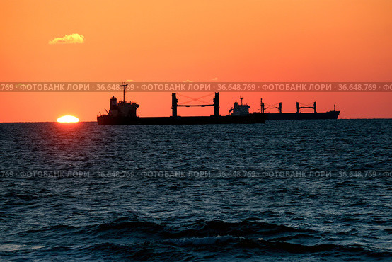 Ships on the roadstead of Ashdod on background of sunset (2021 год). Редакционное фото, фотограф Irina Opachevsky / Фотобанк Лори