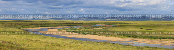 Широкая панорама извилистой реки в тундре в Арктике. Летний сезон в тундре. Живописная северная природа полярной Сибири и Чукотки. Путешествия и походы на Крайний Север России. Река Тнеквеем, Чукотский автономный округ, Россия. Стоковое фото, фотограф Андрей Степанов / Фотобанк Лори