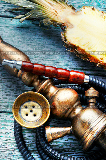 Shisha hookah with pineapple. Stylish hookah with the aroma pineapple for relax.Pineapple shisha.Hooka lounge. Стоковое фото, агентство Ingram Publishing / Фотобанк Лори