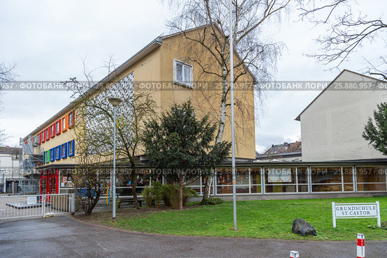 Школа Grundschule St. Castor в Кобленце (2017 год). Редакционное фото, фотограф Алексей Шматков / Фотобанк Лори