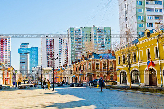 Школьная улица. Ранняя весна. Солнечно. Москва. Редакционное фото, фотограф E. O. / Фотобанк Лори