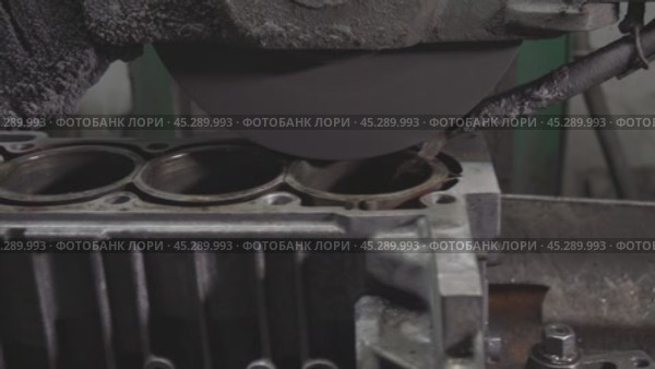 Шлифовка плоскости блока цилиндров на шлифовальном станке в автомастерской, со звуком. Крупный план. Ремонт двигателя автомобиля. Стоковое видео, видеограф EStarodubov / Фотобанк Лори