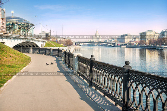 Шлюзовая набережная у Москвы-реки. Lock embankment at the Moskva River (2019 год). Стоковое фото, фотограф Baturina Yuliya / Фотобанк Лори