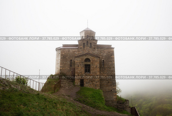 Shoana Church 10th century Christian cathedral in dense fog (2022 год). Стоковое фото, фотограф Юлия Бабкина / Фотобанк Лори