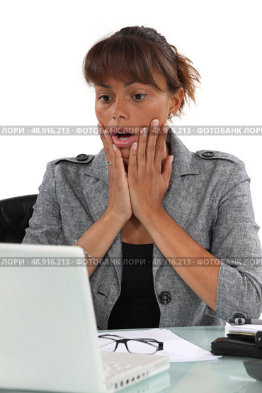 Shocked woman looking at computer screen. Стоковое фото, агентство Ingram Publishing / Фотобанк Лори