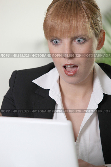 Shocked woman looking at laptop. Стоковое фото, агентство Ingram Publishing / Фотобанк Лори