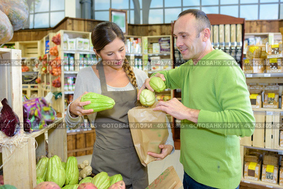 shop assistant serving chayote to customer. Стоковое фото, агентство Ingram Publishing / Фотобанк Лори