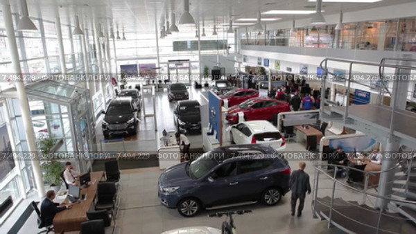 Шоурум автодилера по продаже автомобилей Hyundai. Вид сверху (2015 год). Редакционное видео, видеограф Кекяляйнен Андрей / Фотобанк Лори