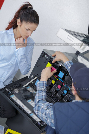 showing the woman how to replace the ink cartridge. Стоковое фото, агентство Ingram Publishing / Фотобанк Лори