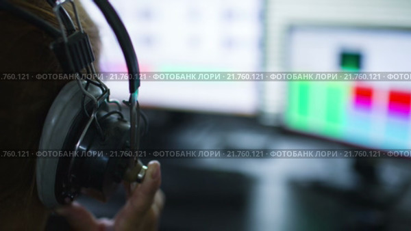 Шпион слушает и записывает конфиденциальные разговоры. Стоковое видео, видеограф Анатолий Типляшин / Фотобанк Лори
