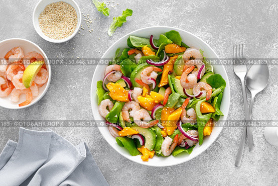Shrimp, avocado and mango salad with fresh green lettuce. Prawn salad. Стоковое фото, агентство Ingram Publishing / Фотобанк Лори