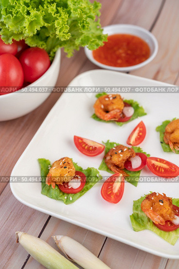 Shrimp deep-fried batter arranged beautifully in a white dish. Стоковое фото, агентство Ingram Publishing / Фотобанк Лори