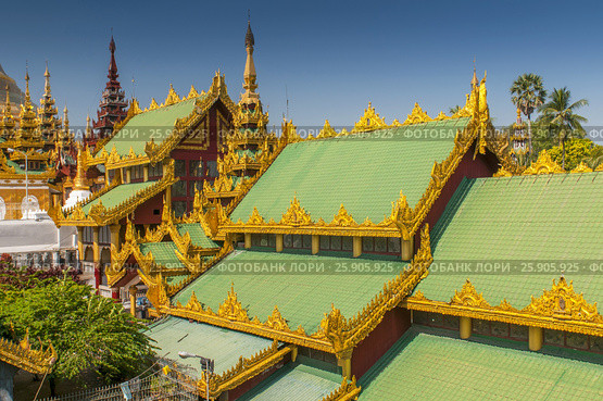 Shwedagon Paya is the most sacred golden buddhist pagoda in Yangon, Myanmar. Стоковое фото, агентство BE&W Photo / Фотобанк Лори