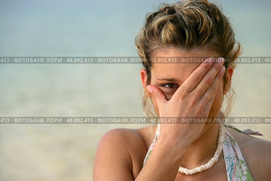Shy woman at the seaside. Стоковое фото, агентство Ingram Publishing / Фотобанк Лори