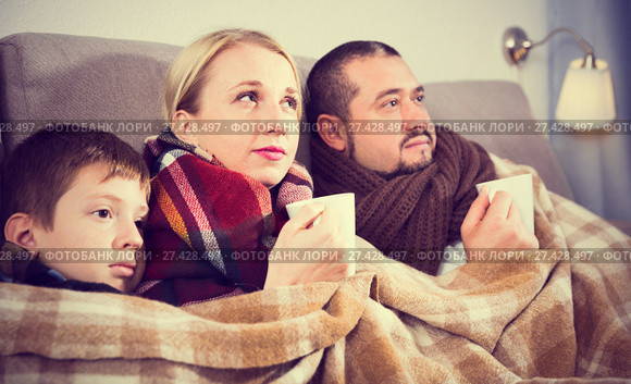 Sick parents and son under blanket. Стоковое фото, фотограф Яков Филимонов / Фотобанк Лори