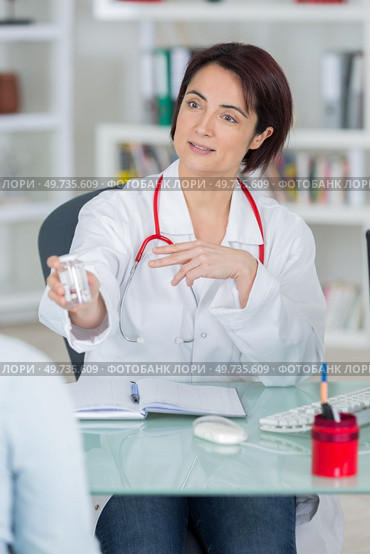 sick woman complaining to doctor about symptoms of malaise. Стоковое фото, агентство Ingram Publishing / Фотобанк Лори