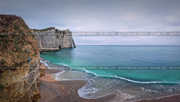 Sightseeing view to the wonderful cliffs of Etretat washed by the waves of the blue sea water, La Manche Channel. Famous Falaise d’Aval coastline in Normandy, France. Стоковое фото, агентство Ingram Publishing / Фотобанк Лори