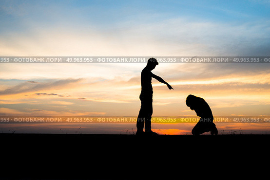 Silhouette of couple upset,man and women are quarrel in sunset t. Silhouette of couple upset,man and women are quarrel in sunset time. Стоковое фото, агентство Ingram Publishing / Фотобанк Лори